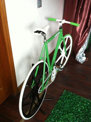 Bicicleta de engrenagem fixa de cor personalizada com estrutura de liga de alumínio e roda pequena de liga de magnésio