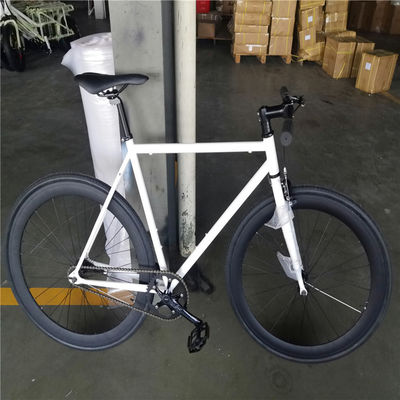 Estrutura branca elegante adulto 700C bicicleta de velocidade única bicicletas de engrenagem fixa com freio de montagem