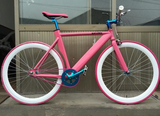 Bicicleta de engrenagem fixa 700C com travagem de calibre dianteiro, armação de liga de alumínio e velocidade única