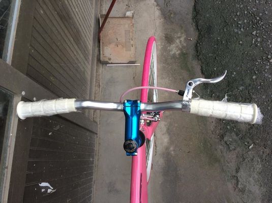 Bicicleta de engrenagem fixa 700C com travagem de calibre dianteiro, armação de liga de alumínio e velocidade única