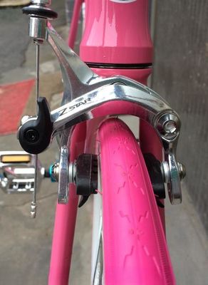 Bicicleta de engrenagem fixa 700C com travagem de calibre dianteiro, armação de liga de alumínio e velocidade única