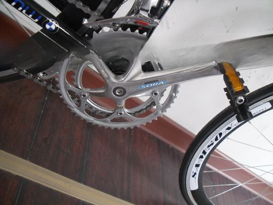 Pedal 700C de corrida com estrutura de alumínio leve e 24 velocidades