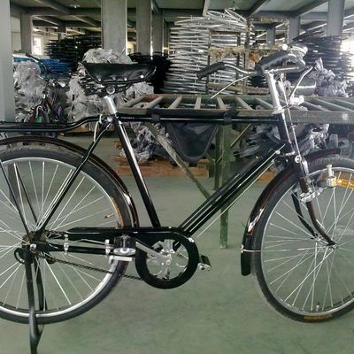 Steel Fork 26 Inch City Bike com estilo clássico na cidade moderna
