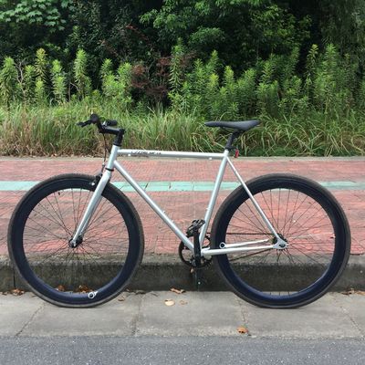Bicicleta de velocidade única 700c Fixie Bike com cadeia KMC e peso bruto 13kg