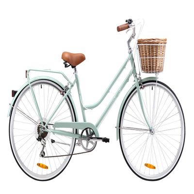 Passo de bicicleta vintage para mulheres com cesto dianteiro e design clássico de 7 velocidades