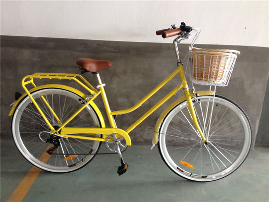 Passo de bicicleta vintage para mulheres com cesto dianteiro e design clássico de 7 velocidades
