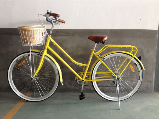 Passo de bicicleta vintage para mulheres com cesto dianteiro e design clássico de 7 velocidades