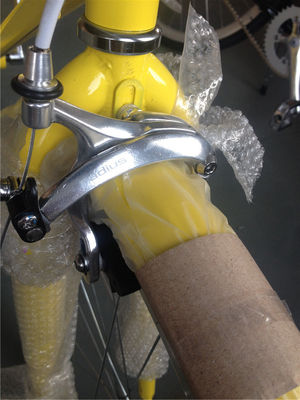 Passo de bicicleta vintage para mulheres com cesto dianteiro e design clássico de 7 velocidades