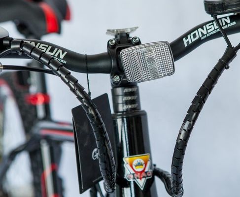 26&quot; Dimensão da roda 250W 8.8AH Bateria de lítio Bicicleta de montanha elétrica com bateria oculta