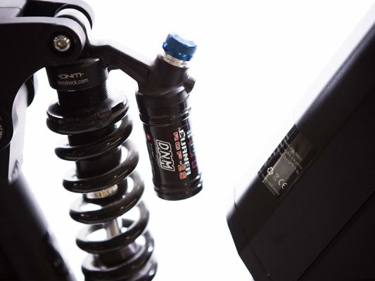 8 SPEED engrenagens 26 polegadas 48V 17Ah bateria de lítio bicicleta de montanha elétrica com 1000W Bafang motor médio